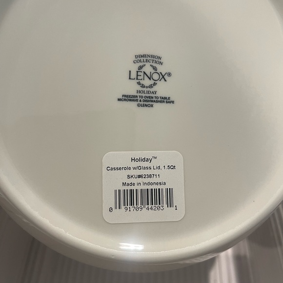 LENOX Holiday 1.5 Qt Round Covered Casserole - Picture 4 of 7